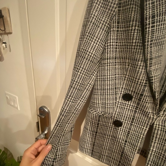 Black and white blazer. Very soft fabric. Fitted blazer. Small size. Brand new - Picture 5 of 10